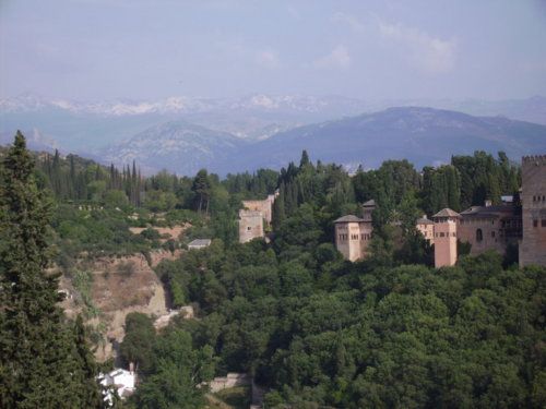 Alhambra mit Sierra im Hintergrund